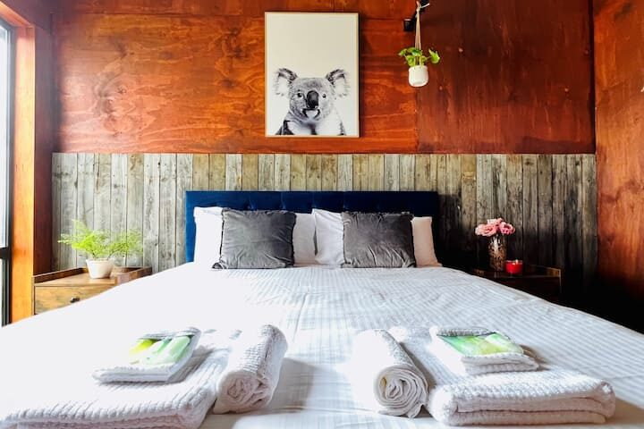 Sunstone – 2 Bed Cabin – Kundalini Lodge photo 2