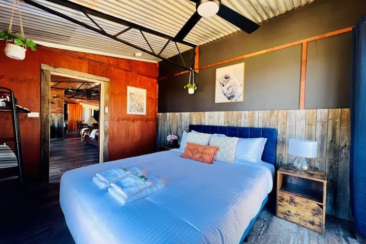Sunstone – 2 Bed Cabin – Kundalini Lodge photo 3