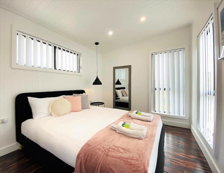 Rose Quartz – 1 Bed Cabin – Kundalini Lodge photo 2